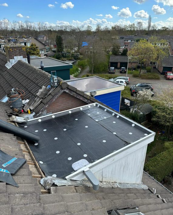 Een dakkapel in de renovatiefase met een pas aangebrachte onderlaag, klaar voor de verdere afwerking en isolatiematerialen.