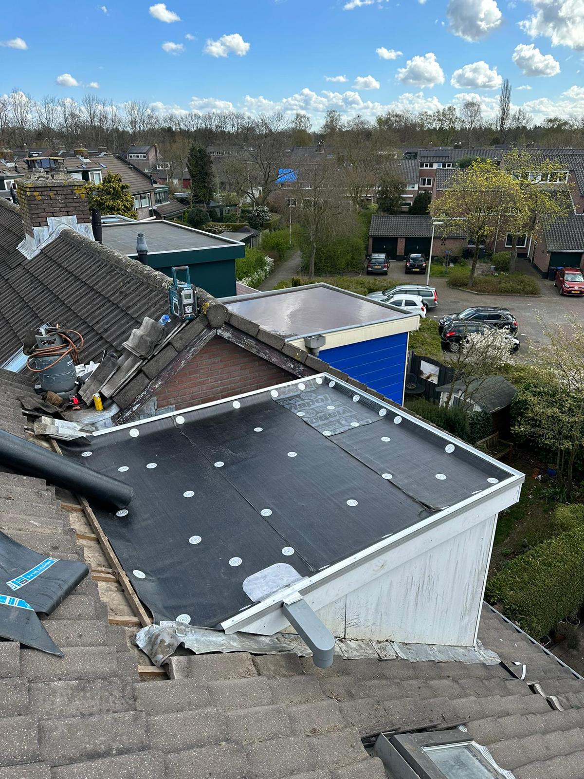 Een dakkapel in de renovatiefase met een pas aangebrachte onderlaag, klaar voor de verdere afwerking en isolatiematerialen.