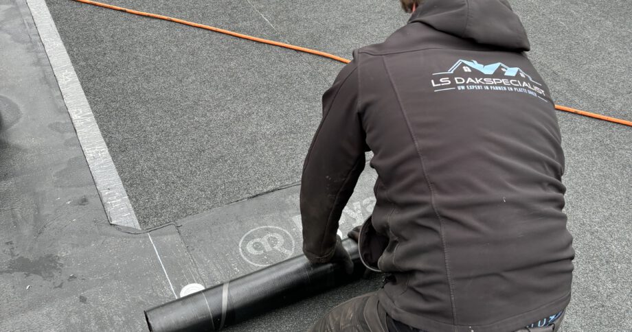 Close-up van bitumen dakbedekking aangelegd door LS Dakspecialist.