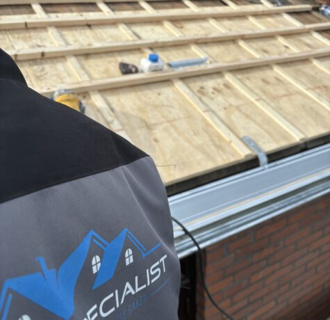 Renovatie van een dakgoot door LS Dakspecialist, waarbij vakmensen bezig zijn met het vervangen van oude onderdelen voor nieuwe, duurzame materialen.