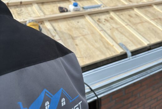 Renovatie van een dakgoot door LS Dakspecialist, waarbij vakmensen bezig zijn met het vervangen van oude onderdelen voor nieuwe, duurzame materialen.