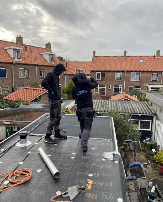 Professionele Dakwerker met Rol Bitumen op Schouder bij LS Dakspecialist